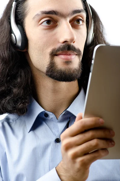 Öğrenci tablet bilgisayar ile müzik dinleme — Stok fotoğraf