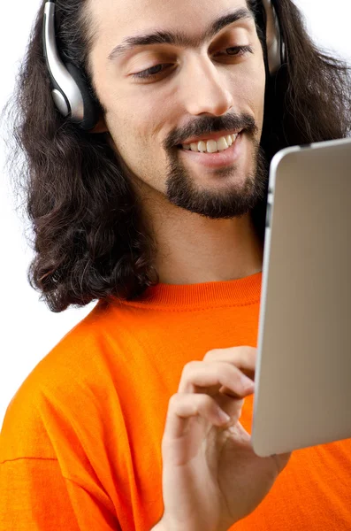 Öğrenci tablet bilgisayar ile müzik dinleme — Stok fotoğraf
