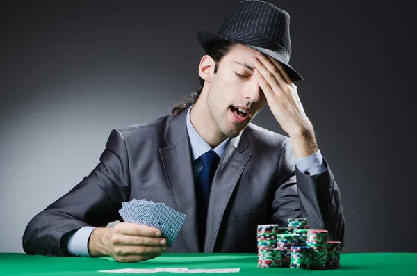 Hombre jugando en el casino — Foto de Stock