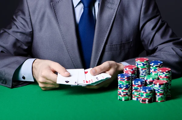 Casino spelare som spelar med chips — Stockfoto