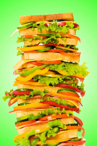 Sandwich gigante contra fondo degradado — Foto de Stock