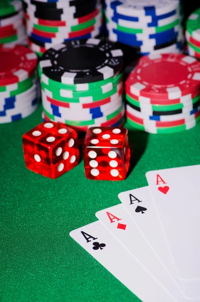 Conceito de casino com fichas e cartões — Fotografia de Stock