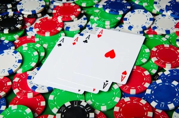 birçok kartları ve casino fişi