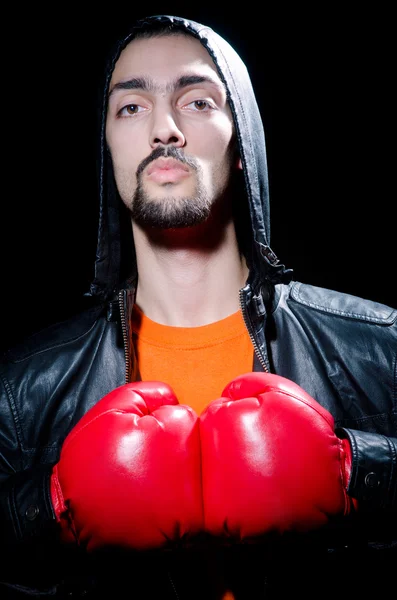 Mężczyzna w rękawiczkach bokserskich — Zdjęcie stockowe