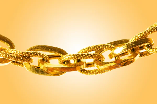 Gyllene smycken mot tonad bakgrund — Stockfoto
