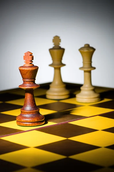 Шахова концепція з різними фігурами — стокове фото
