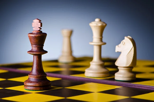 Концепція шахової гри з фігурами — стокове фото