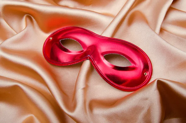 Maschera carnica su sfondo satinato — Foto Stock