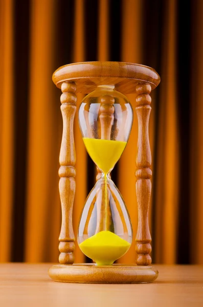 Tid koncept med timglas — Stockfoto