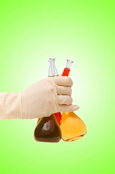 Ręka z roztworami chemicznymi na gradiencie — Zdjęcie stockowe