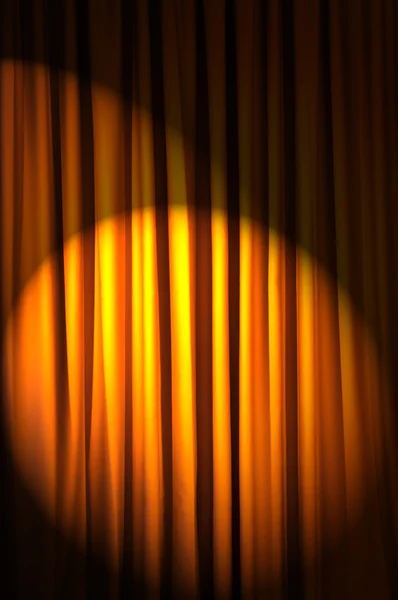 Jasně osvětlená záclony v divadelní pojetí — Stock fotografie