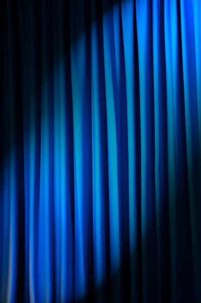 Cortinas brilhantemente iluminadas no conceito de teatro — Fotografia de Stock