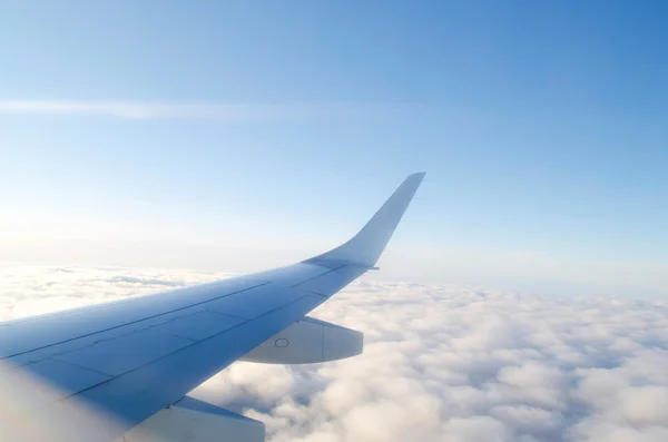 A repülőgép ablakból szárnya창에서 비행기의 날개 — Stock Fotó