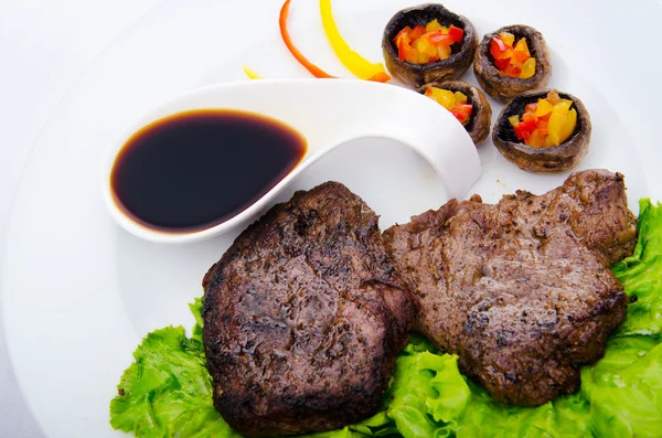 Dobře udělaný steak podávaný v desce — Stock fotografie