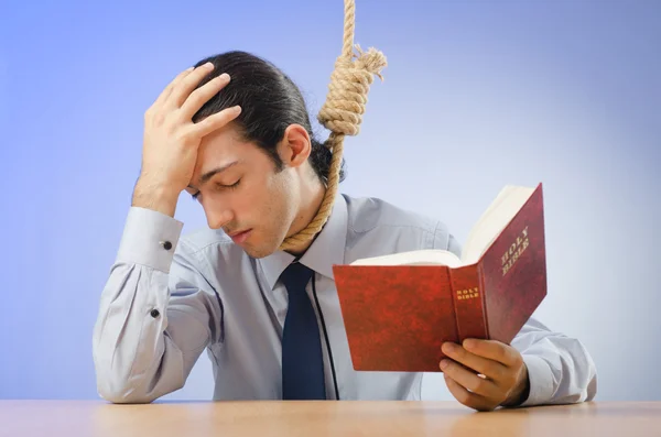 吊颈自杀之前阅读圣经的商人 — 图库照片