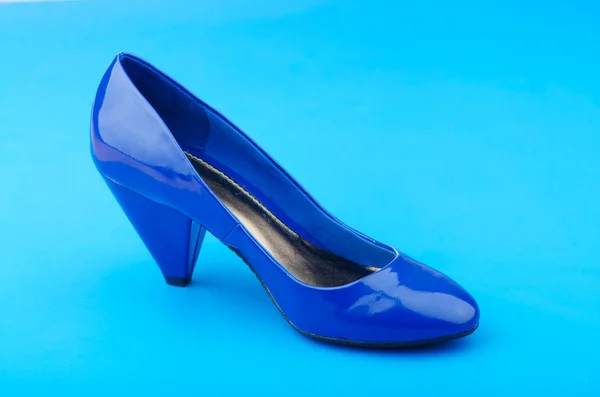 Zapatos de mujer en el concepto de moda — Foto de Stock