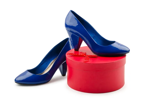 Sapatos e caixa de presente no conceito de moda — Fotografia de Stock