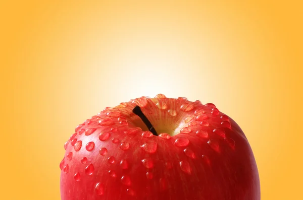 Свежее яблоко с капельками воды — стоковое фото