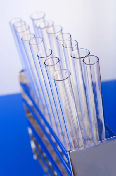 Laboratorium chemiczne z rury szklane — Zdjęcie stockowe