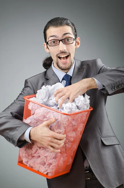 Uomo con un sacco di carta sprecata — Foto Stock