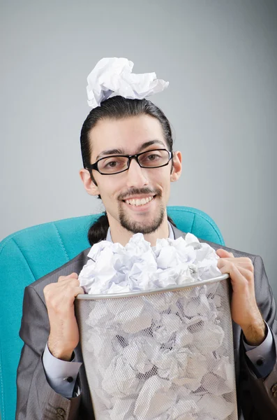 Man med massor av slösat papper — Stockfoto