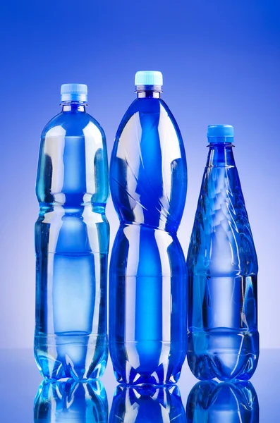 Водні пляшки як концепція здорового напою — стокове фото