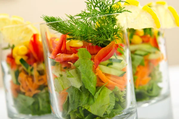 Смачний салат подається в окулярах — стокове фото