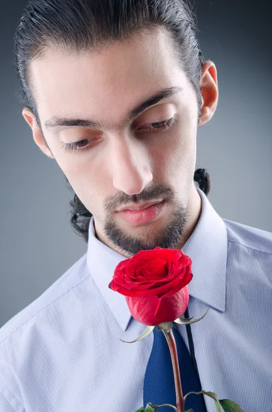 Jeune homme à la rose rouge — Photo