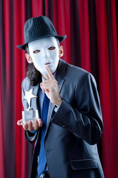 De ontvangende award van de man in het masker — Stockfoto