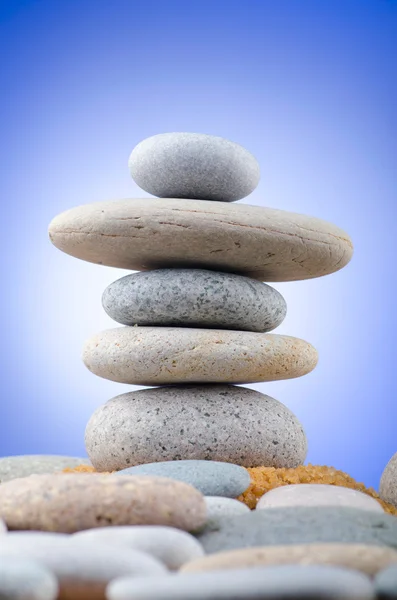 平衡的鹅卵石与彩色背景 — 图库照片