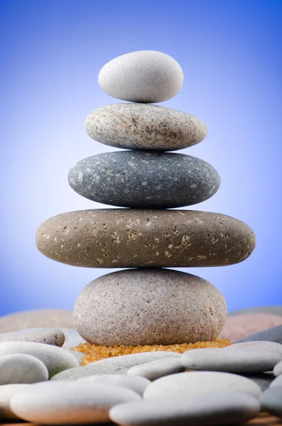 平衡的鹅卵石与彩色背景 — 图库照片