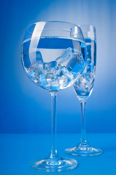 Вода в склянці на градієнтному фоні — стокове фото