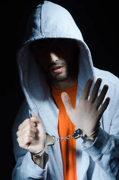 Молодий злочинець з наручниками — стокове фото