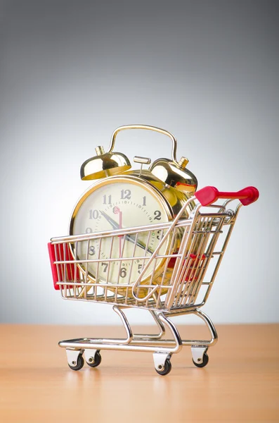 Vásárlási idő koncepció órával és bevásárlókosárral — Stock Fotó