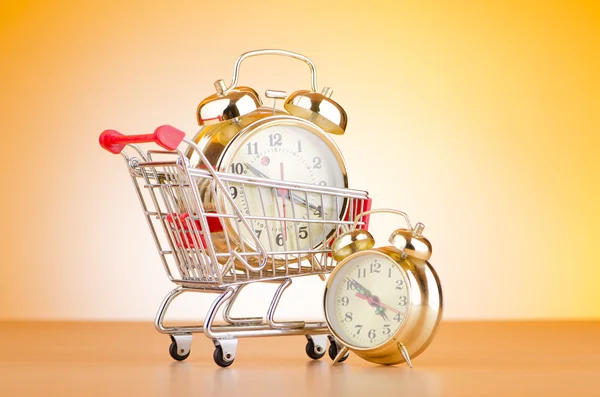 Zakup koncepcji czasu z zegarem i koszykiem — Zdjęcie stockowe