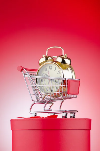 Conceito de tempo de compra com relógio e carrinho de compras — Fotografia de Stock