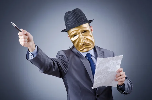 彼のアイデンティティを隠すマスクを持ったビジネスマン — ストック写真