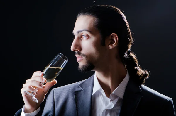 Uomo degustazione vino in bicchiere — Foto Stock