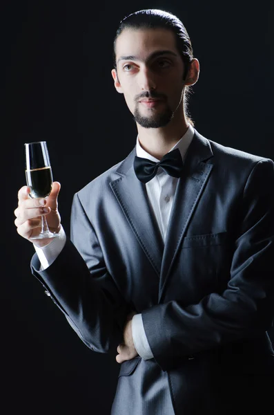 Человек дегустирует вино в стакане — стоковое фото