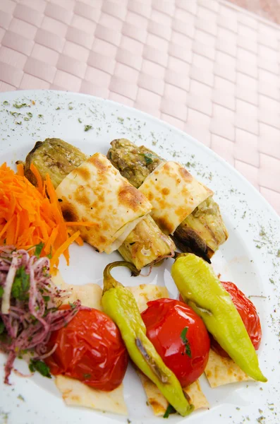 Verduras a la parrilla servidas en el plato —  Fotos de Stock