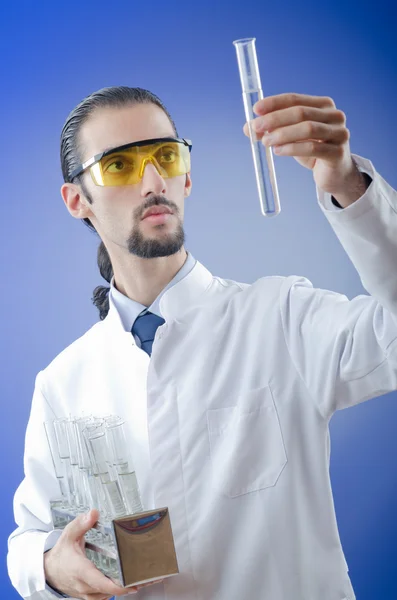 Murid ahli kimia muda yang bekerja di lab — Stok Foto