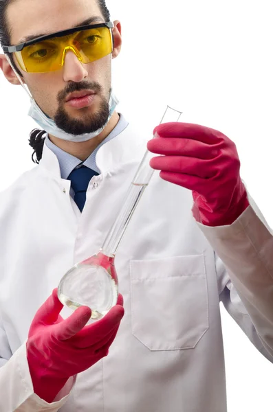 Młody chemik pracujący w laboratorium — Zdjęcie stockowe