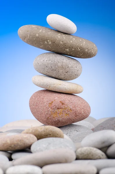 Pebbles stack mot lutning bakgrund — Stockfoto