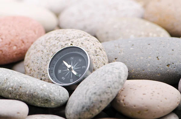 Nawigacja compass na kamień otoczaki — Zdjęcie stockowe