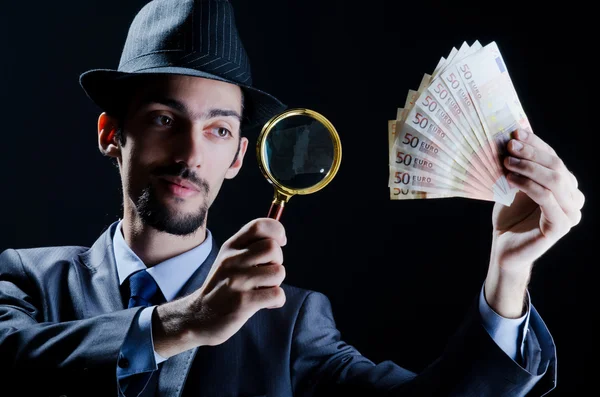 Adam counterfeir para ile — Stok fotoğraf