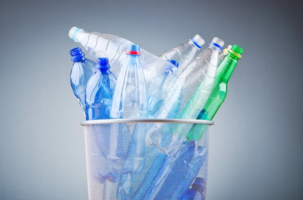 Concepto de reciclaje con botellas de plástico — Foto de Stock