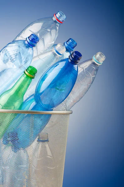 Concepto de reciclaje con botellas de plástico — Foto de Stock