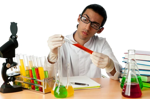 Estudiante trabajando en el laboratorio químico —  Fotos de Stock