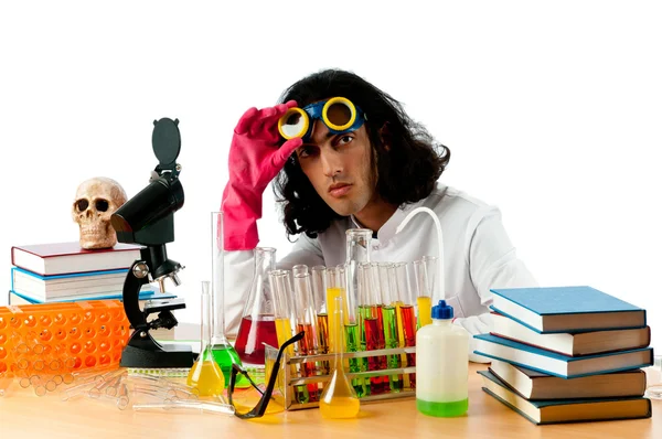 Uczeń pracuje w laboratorium chemicznym — Zdjęcie stockowe