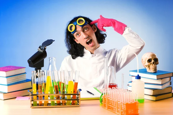 Químico no laboratório experimentando soluções — Fotografia de Stock